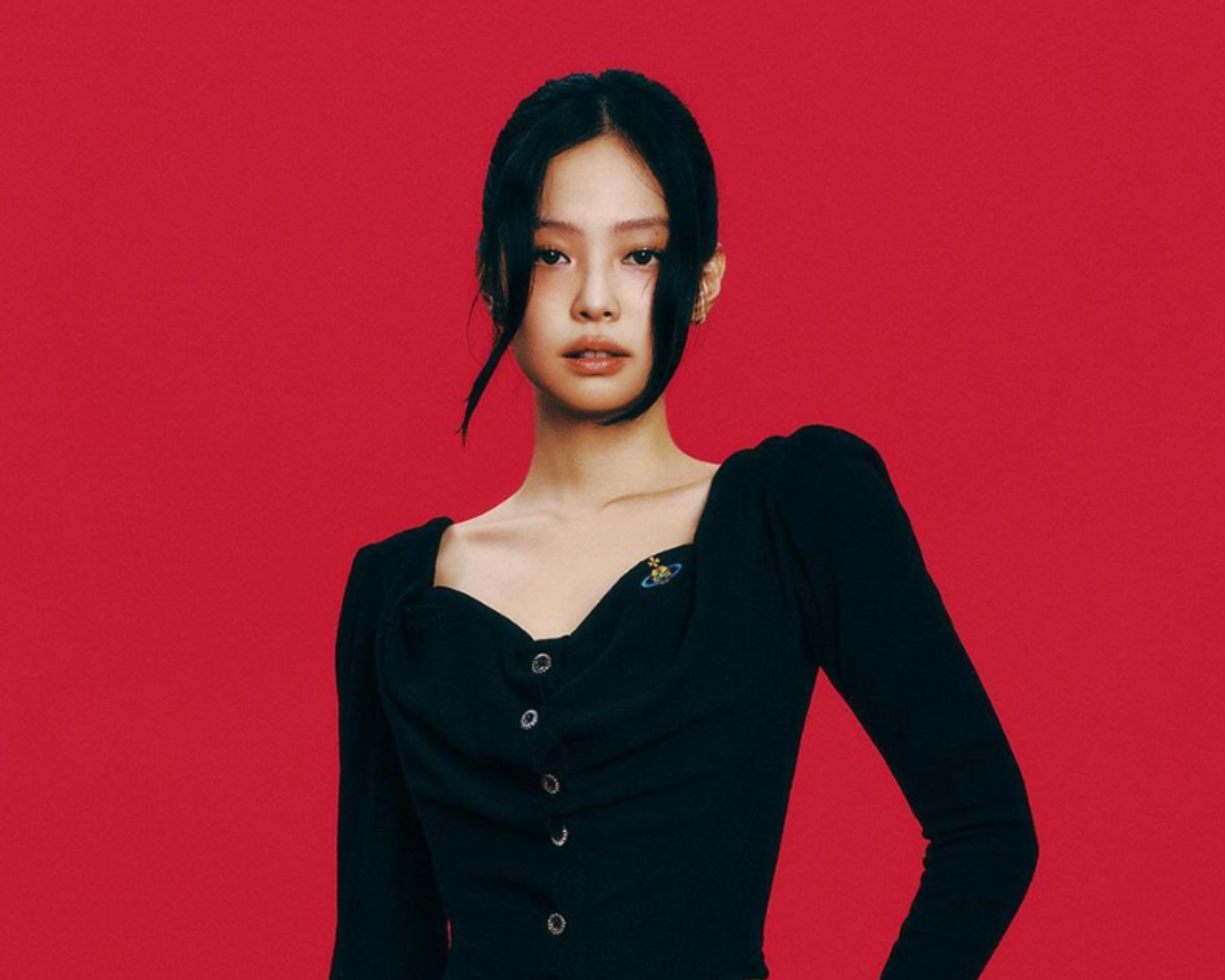 BLACKPINK的珍妮在“尖峰时刻”主题的“咒语”视频中点燃了汽车