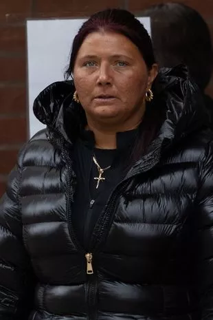 一名男子强迫女友与宠物哈巴狗发生性关系,被拍到在热水浴缸里嬉戏