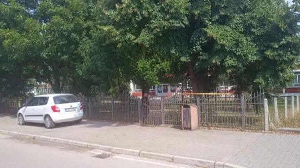 波斯尼亚校园枪击案，枪手向体育馆教师开枪，造成三人死亡