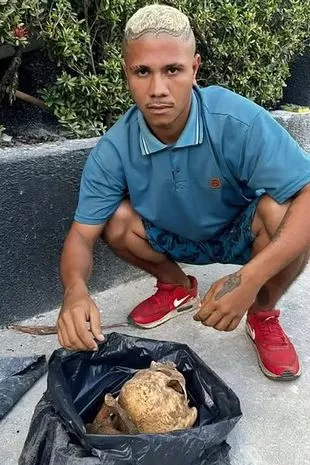 食人族从墓地偷骨头,然后承认吃人肉